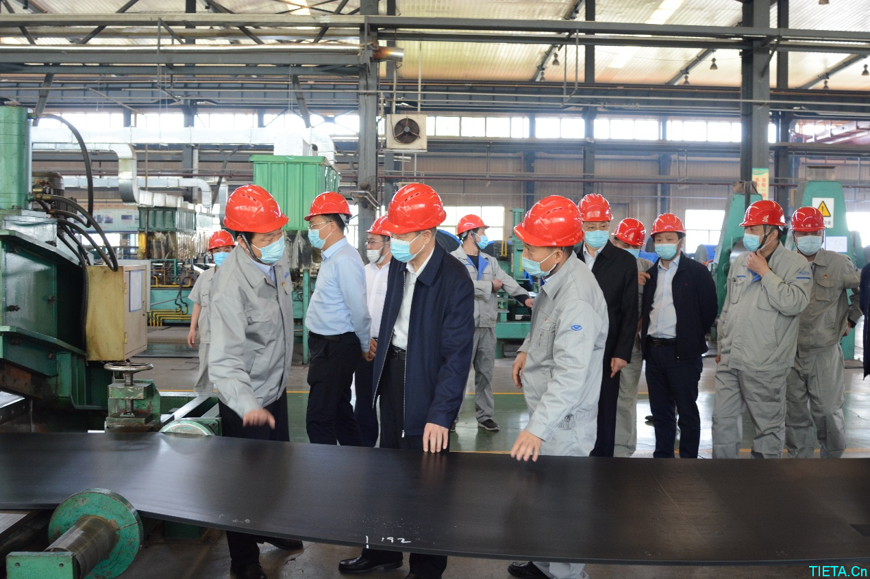 集团公司董事长、党委副书记梁铁山一行 莅临开封铁塔橡胶调研指导工作